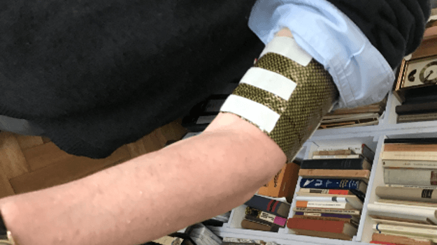 Upper arm with the easy-to-wear band that continuously measures blood pressure